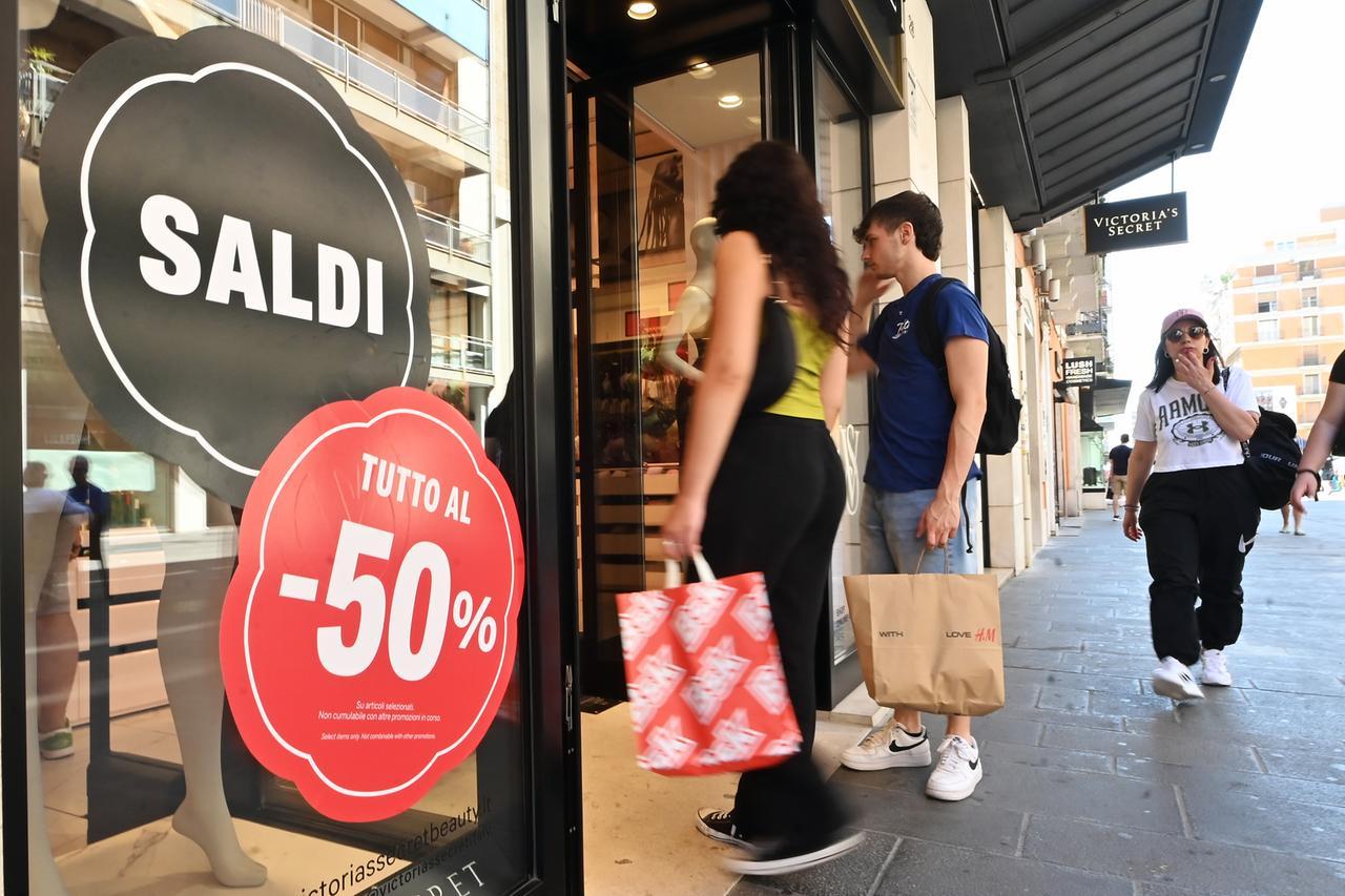 Domani al via i saldi estivi: 201 euro la spesa media prevista a famiglia. Uno su tre ha già comprato a prezzo scontato prima della partenza ufficiale