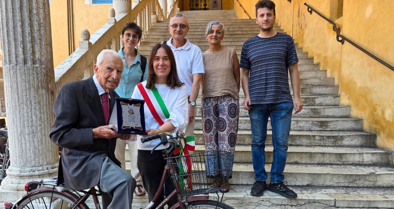 Ferrara, Adon compie cent’anni e alla festa arriva in bicicletta