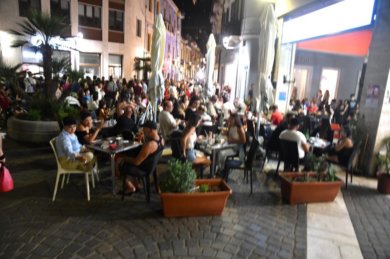 Affari e spettacoli in centro dopo il tramonto: così la città vive l’estate