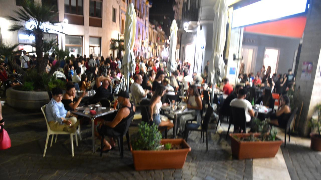Affari e spettacoli in centro dopo il tramonto: così la città vive l’estate