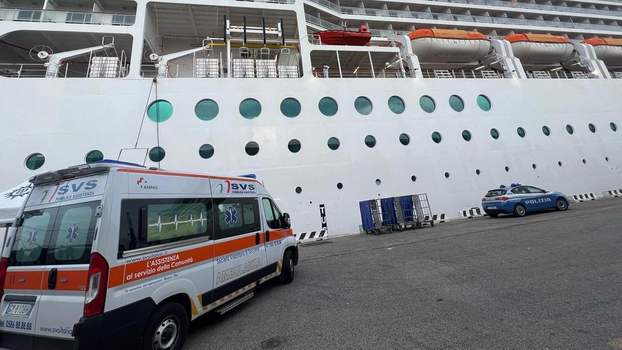 Un'ambulanza della Svs in porto (foto d'archivio)