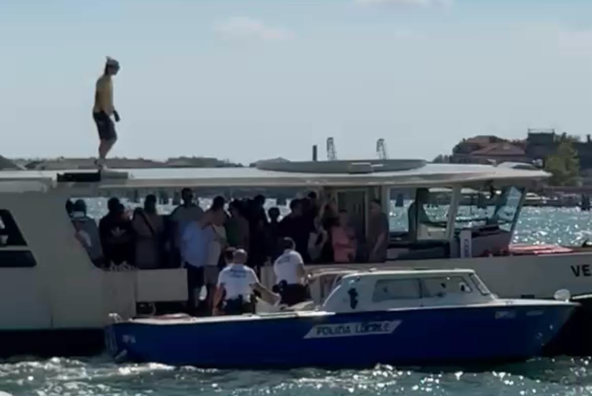 Venezia, 18enne reggiano si arrampica due volte sul tetto del vaporetto e ci cammina sopra: denunciato