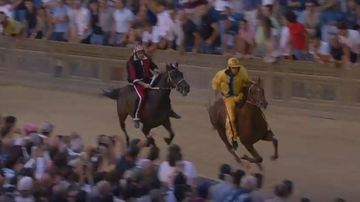 Super Tittia, il trionfatore del Palio di Siena è ancora lui