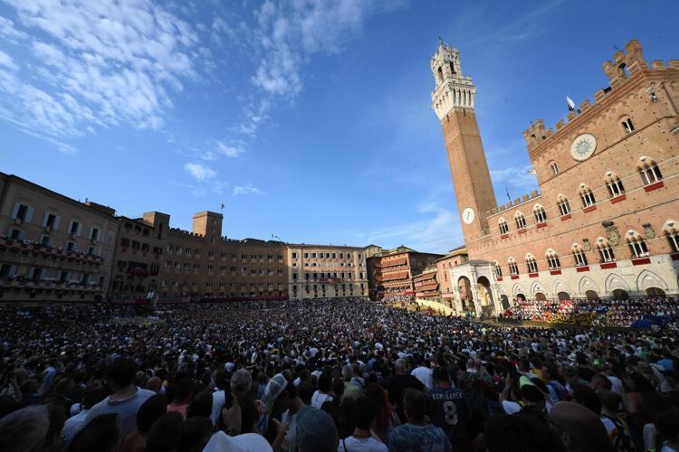 Palio di Siena, trionfo dell’Aquila con Tittia: la contrada non vinceva dal 1992