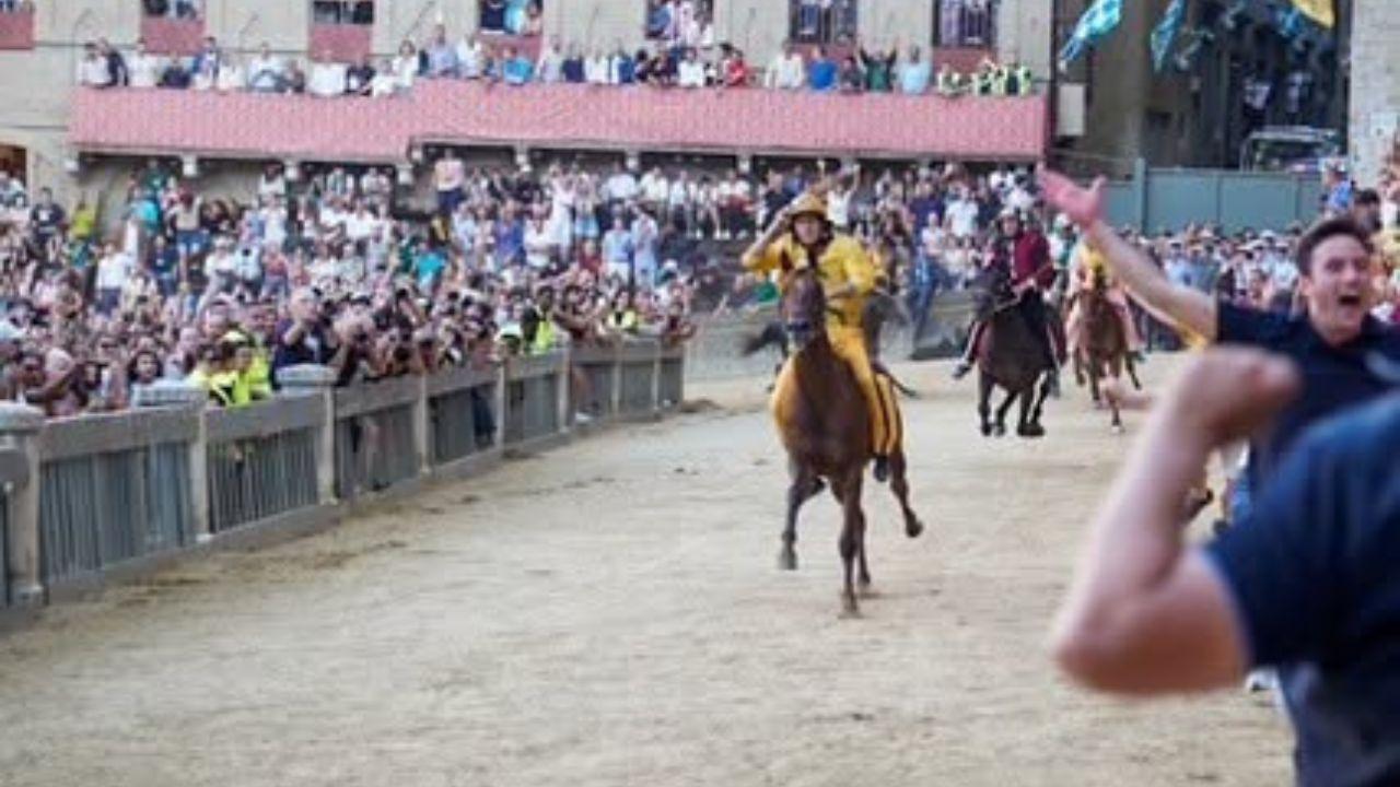 La vittoria dell'Aquila con Giovanni Atzeni in sella a Diodoro (foto Facebook / Comune di Siena)