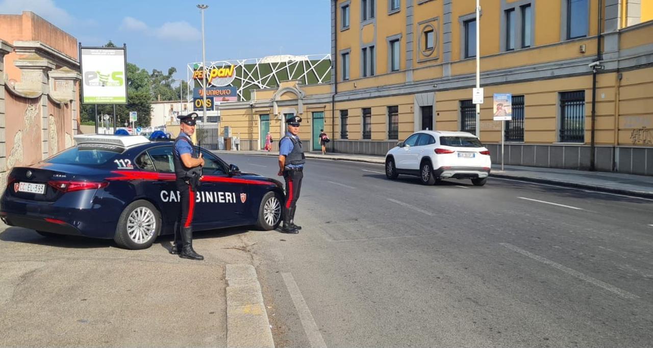 Non si fermano all’alt dei Carabinieri e provocano un incidente sulla statale 131: nell’auto avevano droga e coltelli – Tre arresti