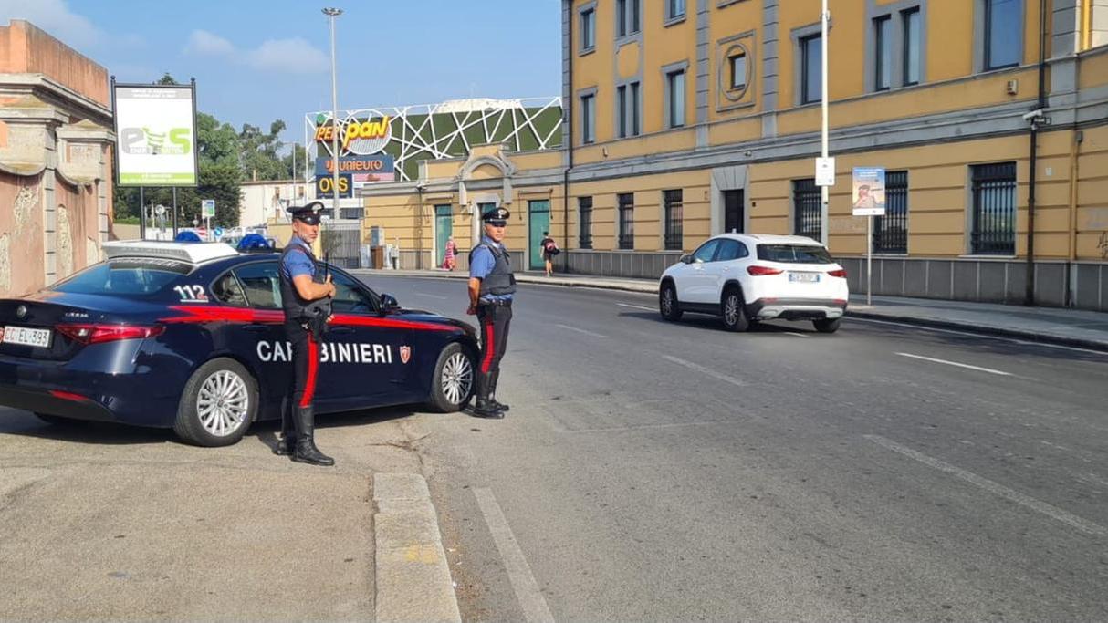 Non si fermano all’alt dei Carabinieri e provocano un incidente sulla statale 131: nell’auto avevano droga e coltelli – Tre arresti