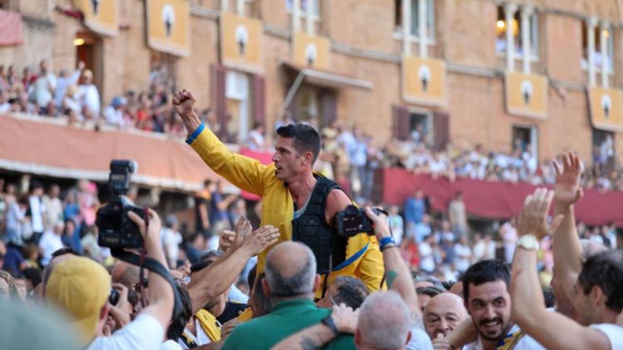 L'Aquila vince il Palio di Siena con Giovanni Atzeni, Tittia, in sella a Diodoro (foto Adnkronos)