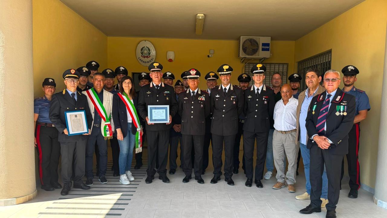 Il Comandante va in pensione dopo 39 anni, il saluto commosso della comunità