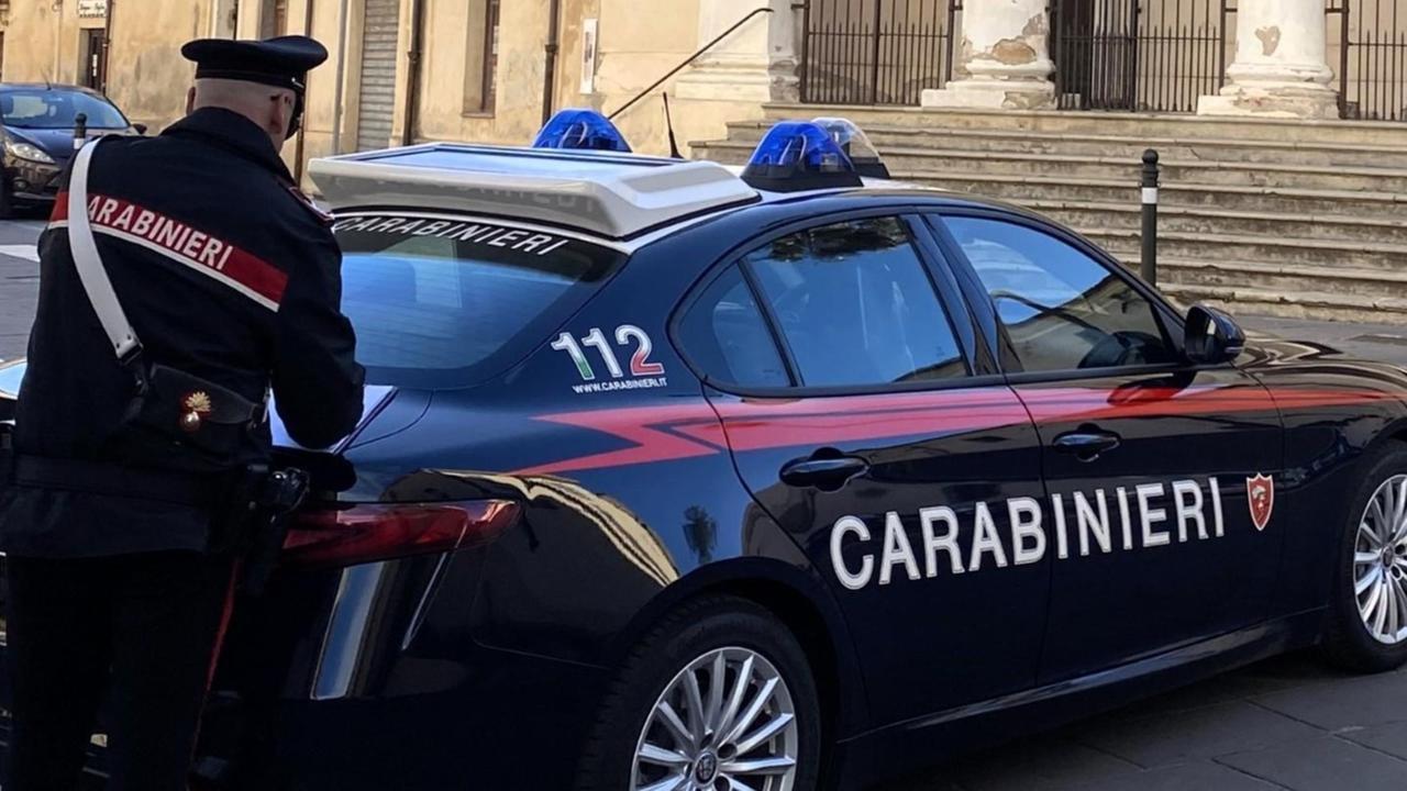 Fingono di essere carabinieri in borghese, allontanano il figlio e svaligiano la casa di un’anziana: cosa è successo