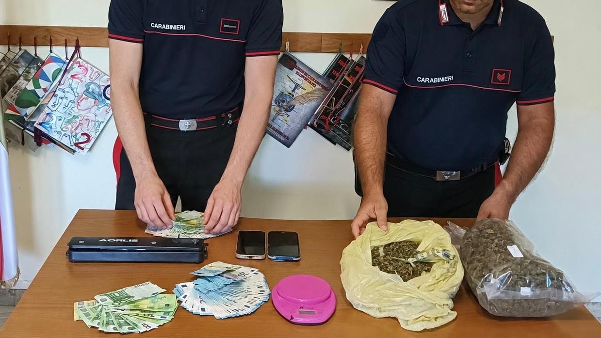 Blitz dei carabinieri in un’abitazione, un uomo sorpreso con droga e contanti: arrestato