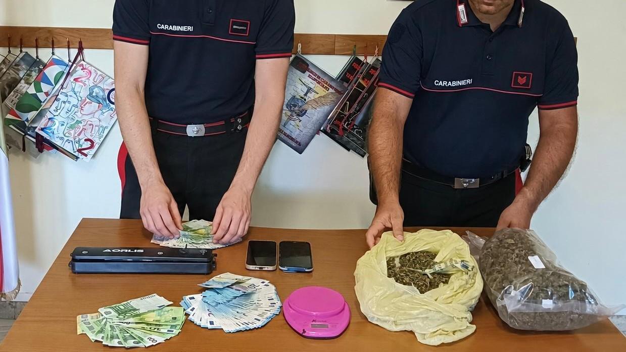 Blitz dei carabinieri in un’abitazione, un uomo sorpreso con droga e contanti: arrestato