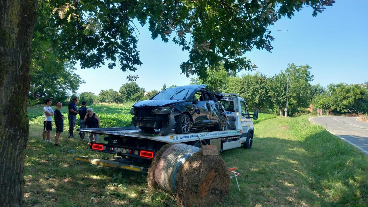 Auto fuori strada a Guastalla: tre giovani portati in gravi condizioni in ospedale