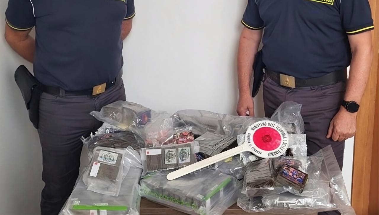 Decine di chili di droga dalla Spagna all’isola, maxi sequestro della Guardia di finanza: lo stupefacente occultato nei locker