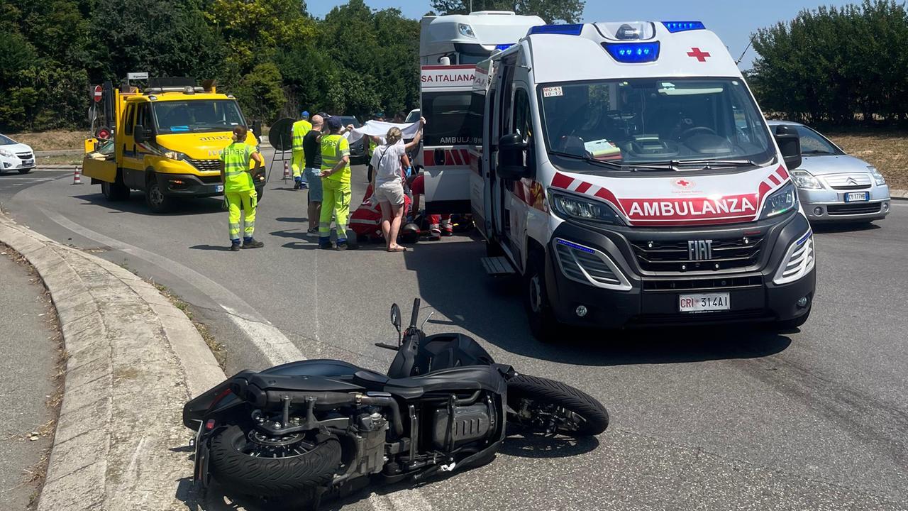 Incidente alla rotonda del Grappolo: motociclista soccorso dal 118