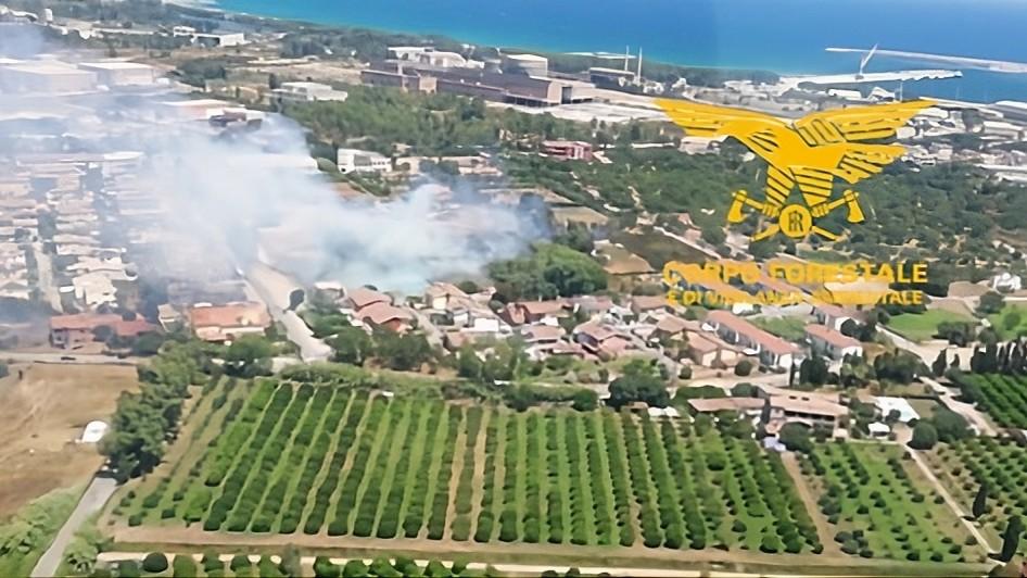 Sardegna in fiamme: vasto incendio nelle campagne dell’Ogliastra, in azione anche l’elicottero