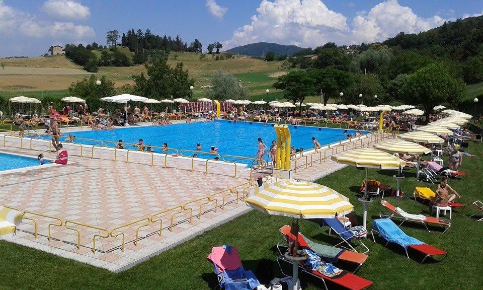 Ecco dove fare un tuffo in Appennino: la guida alle piscine all’aperto