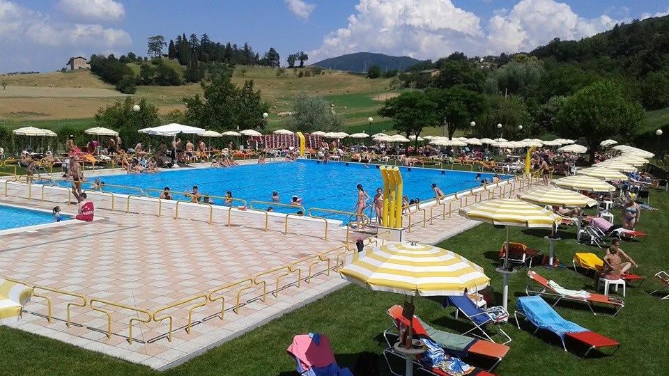 Ecco dove fare un tuffo in Appennino: la guida alle piscine all’aperto