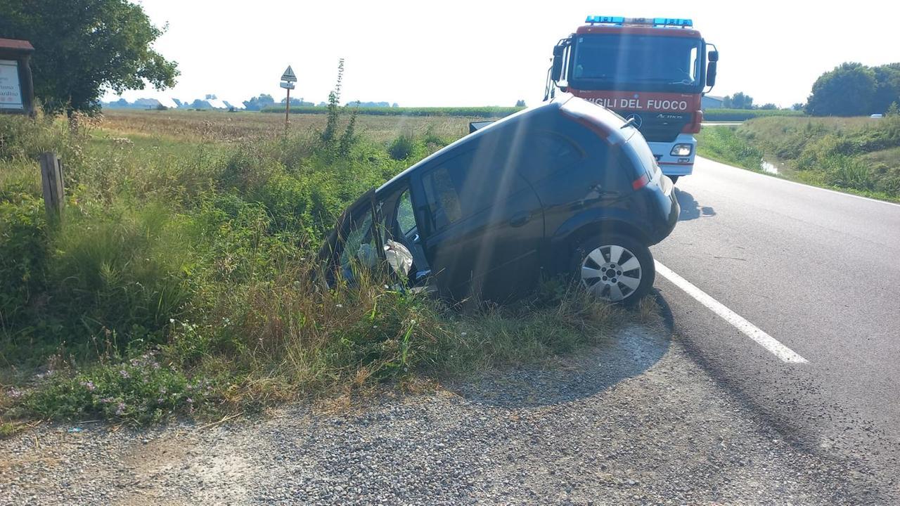 Sbanda con l’auto e finisce in un canale: grave una 64enne