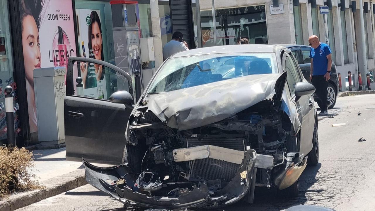 Sassari, violento schianto all’incrocio: due feriti