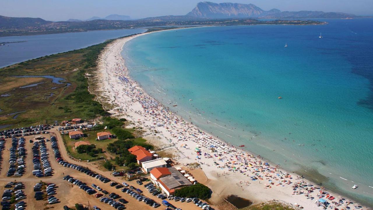 Muore d’infarto nella spiaggia della Cinta