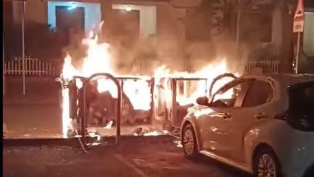 Cassonetti in fiamme (foto d'archivio)
