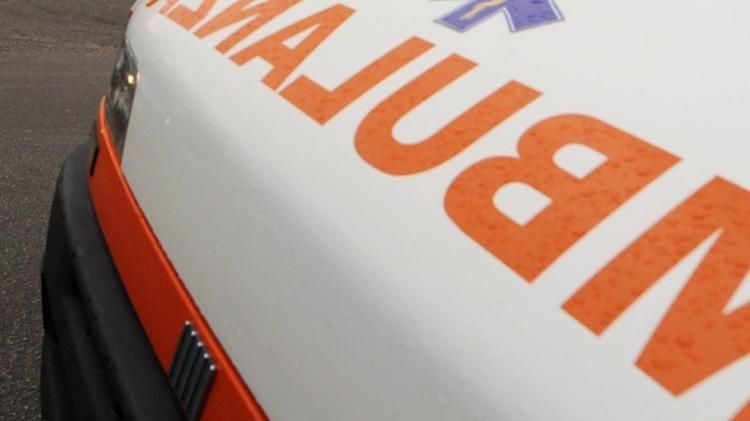 Si tuffa in mare per salvare i figli di 8 anni: papà muore appena tornato a riva