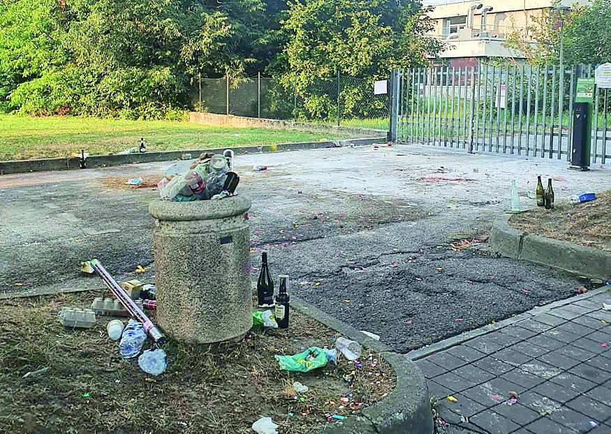 Guastalla, uova, farina e rifiuti davanti alla scuola dopo la maturità, la vicesindaca: «Festeggiate, ma con rispetto»
