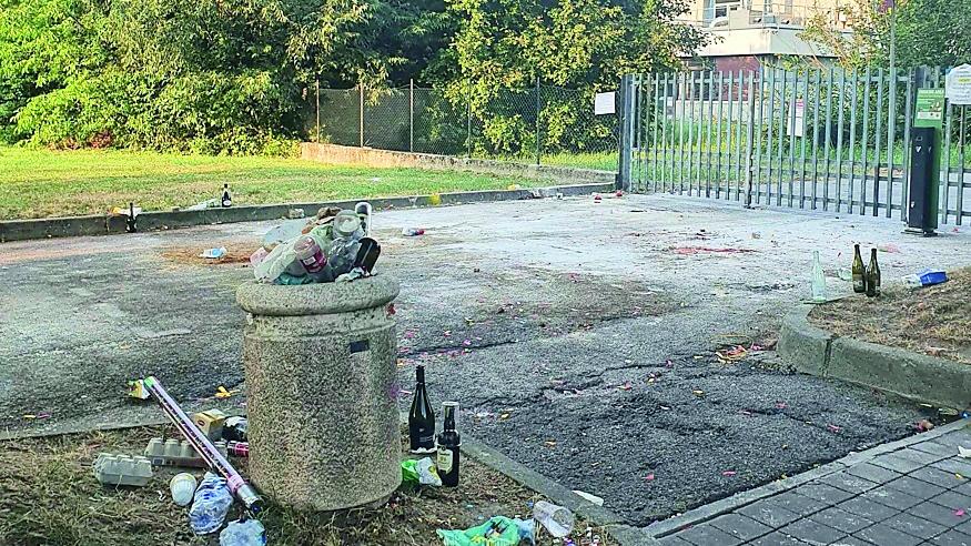 Guastalla, uova, farina e rifiuti davanti alla scuola dopo la maturità, la vicesindaca: «Festeggiate, ma con rispetto»