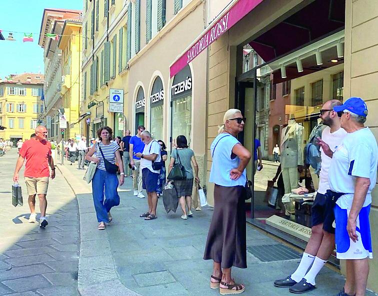 Saldi al via, il centro di Reggio Emilia torna a riempirsi: «Si compra, ma con attenzione»