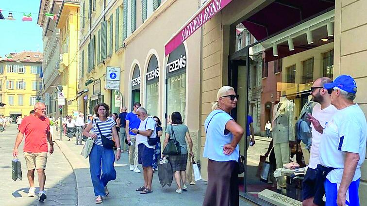 Saldi al via, il centro di Reggio Emilia torna a riempirsi: «Si compra, ma con attenzione»