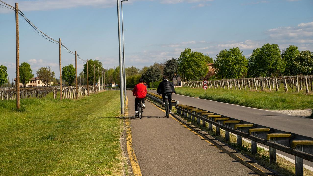 Esibizionista si denuda sulla ciclabile davanti a due ragazzine di 13 e 14 anni