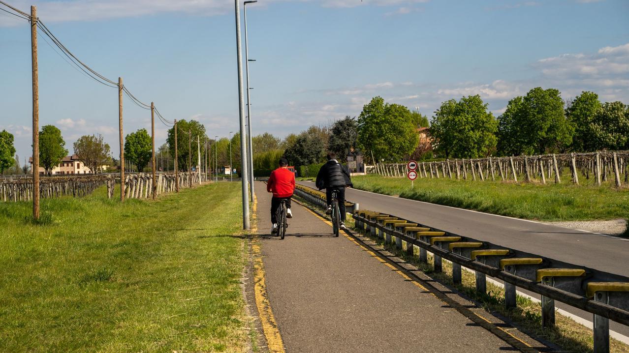 Esibizionista si denuda sulla ciclabile davanti a due ragazzine di 13 e 14 anni