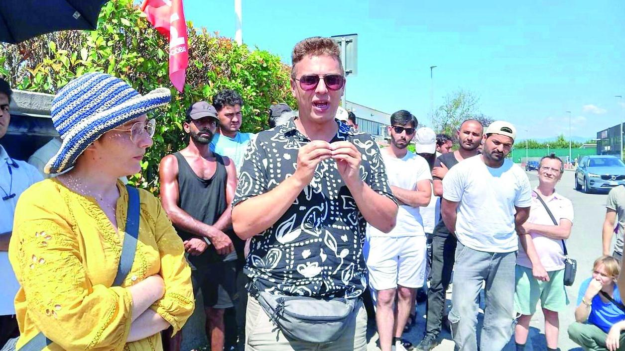 Sarah Caudiero e Luca Toscano sul marciapiede davanti alla Acca di Seano