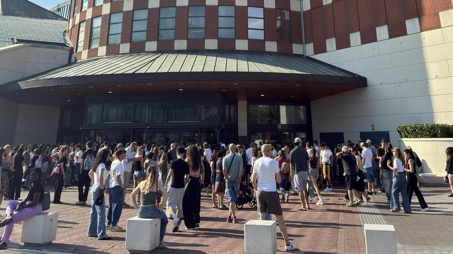 I clienti in fila in attesa di entrare ai Gigli nel primo giorno di saldi estivi