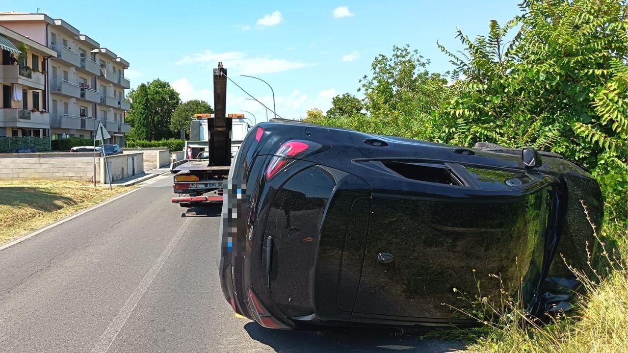 Ponsacco, incidente e auto ribaltata: soccorsi sul posto