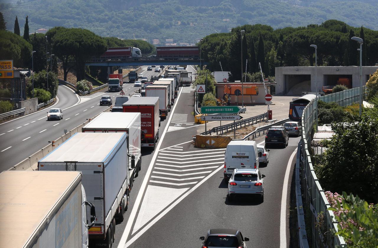 Montecatini, si schianta con la moto contro un camper in A11: muore a 21 anni