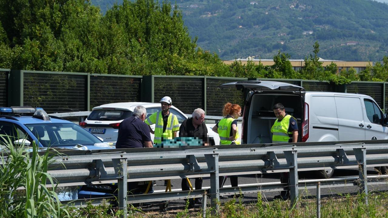 La rimozione della salma (foto Nucci)