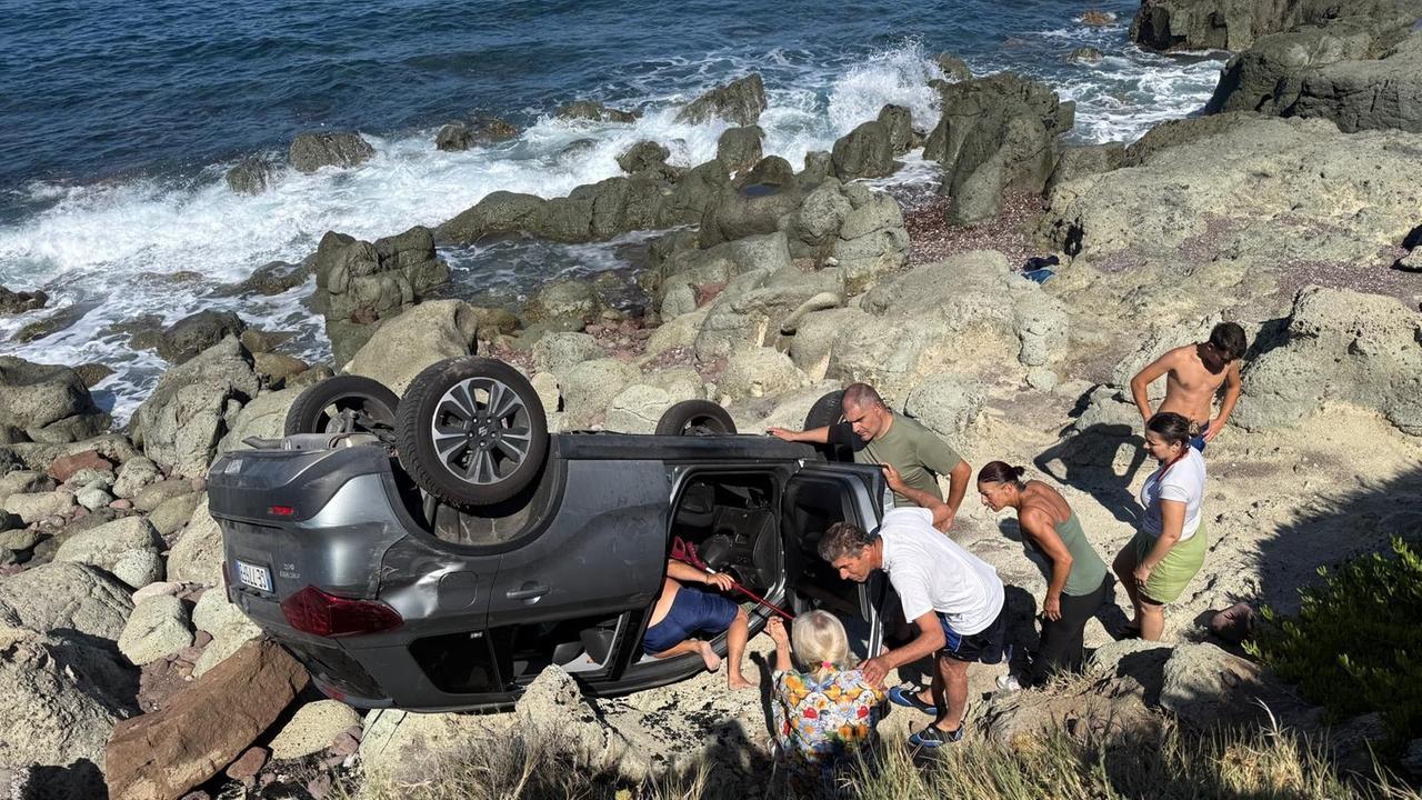 Paura sul litorale: perde il controllo dell’auto, sfonda un muretto e precipita sugli scogli