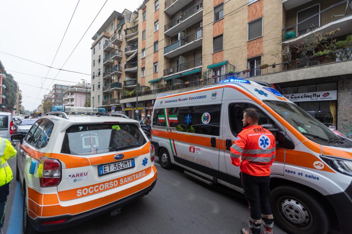Accoltellato senza motivo mentre è al bar: il racconto del padre, l’intervento di due ragazzi e il precedente inglese