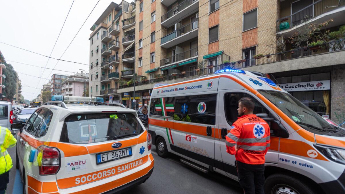 Accoltellato senza motivo mentre è al bar: il racconto del padre, l’intervento di due ragazzi e il precedente inglese