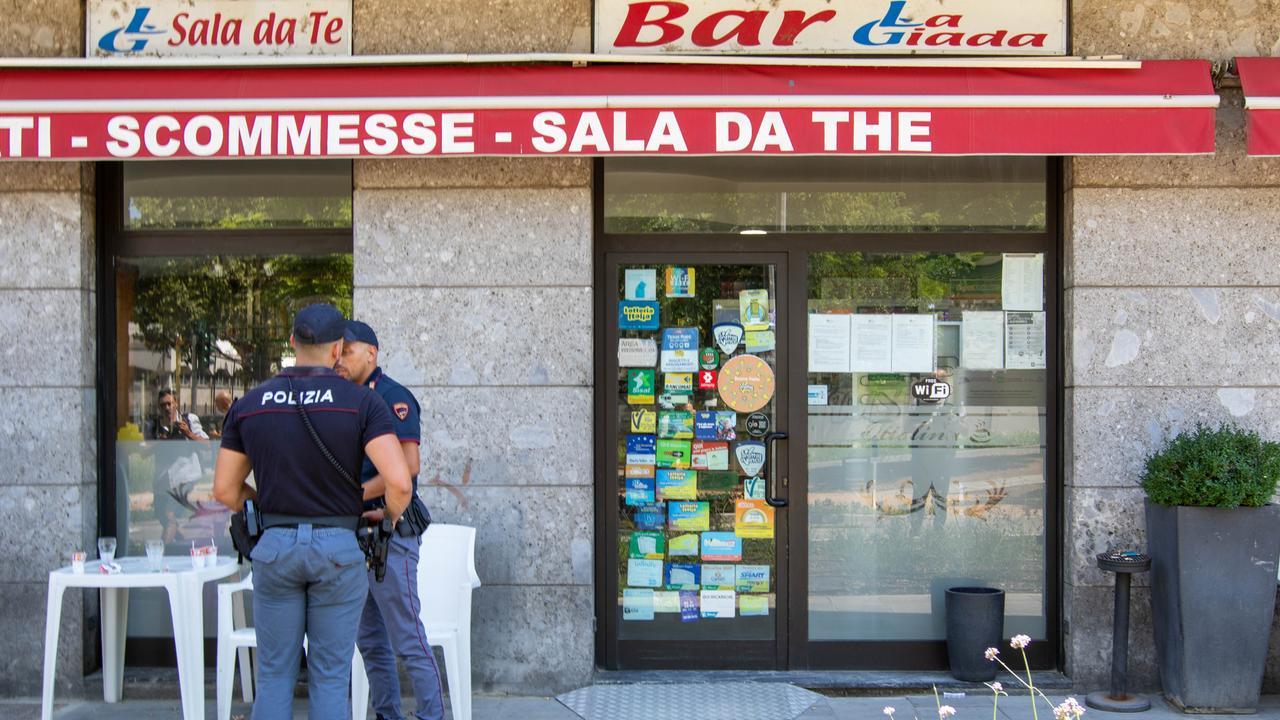 Accoltellato senza motivo fuori dal bar, l’aggressore: «Mi sono divertito, appena esco lo rifaccio»
