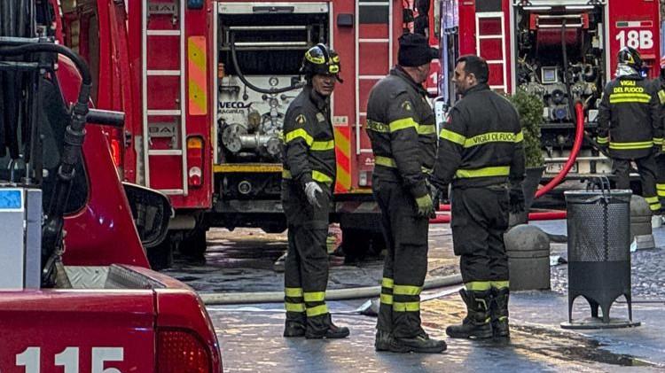 Uccide un uomo a coltellate e si barrica in casa: minaccia di far esplodere il palazzo con il gas