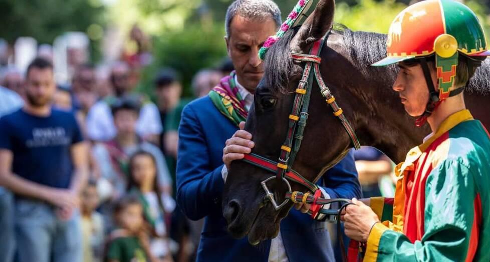 
	Diego Minucci e il cavallo&nbsp;Eberardo nel giorno della benedizione dell&rsquo;animale (foto fornita dalla famiglia)

