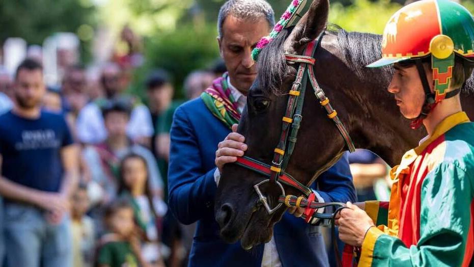 Diego Minucci e il cavallo Eberardo nel giorno della benedizione dell’animale (foto fornita dalla famiglia)