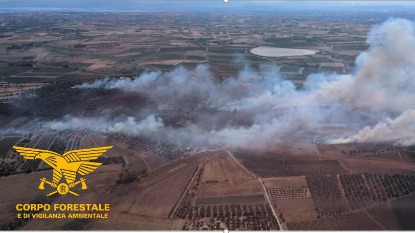 Vasto incendio nelle campagne, necessari più mezzi aerei – In volo anche il Superpuma e un canadair