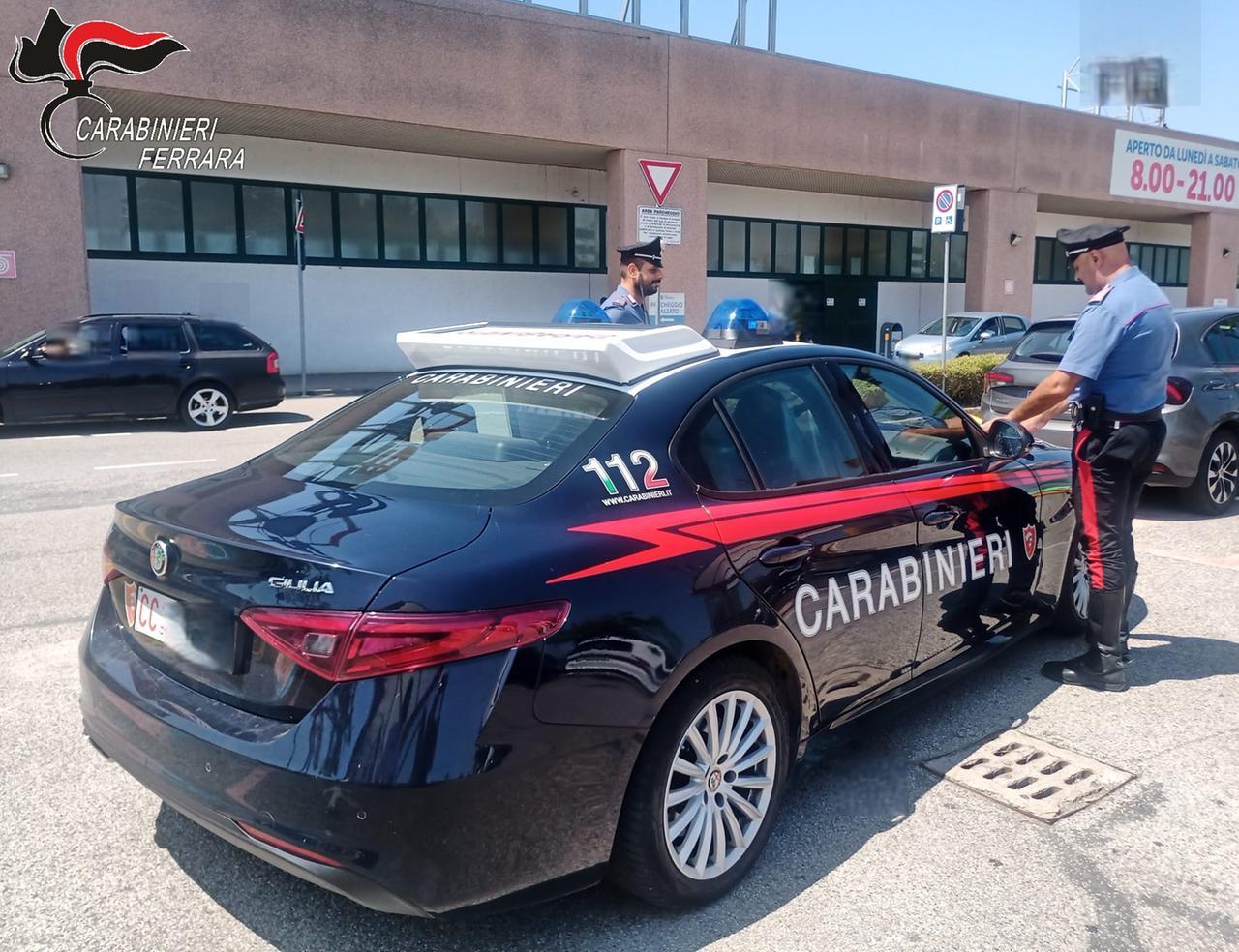 Ferrara, tenta di rubare da Tosano e dà un pugno al dirigente: arrestato