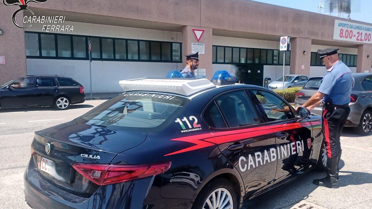 Ferrara, tenta di rubare da Tosano e dà un pugno al dirigente: arrestato