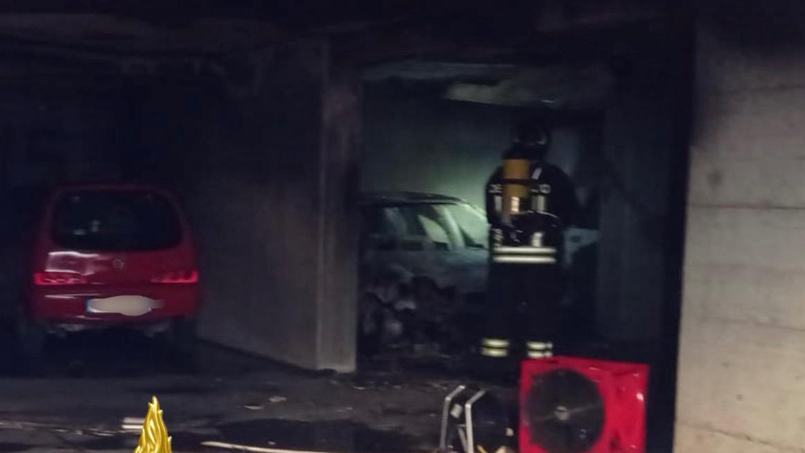 Sassari, auto in fiamme in un garage: evacuata una palazzina