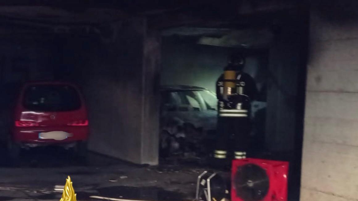 Sassari, auto in fiamme in un garage: evacuata una palazzina